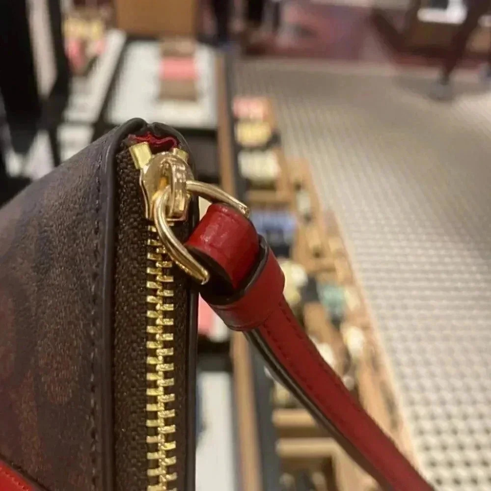 CORNER ZIP WRISTLET IN SIGNATURE CANVAS 58035 - Picture 6 of 9
